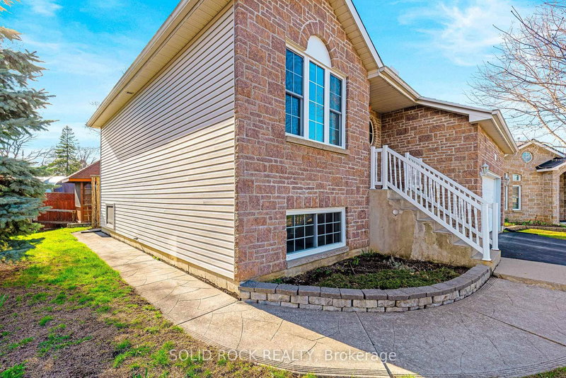 26 Regency Pl, Brockville, K6V 7M5 | Image 3