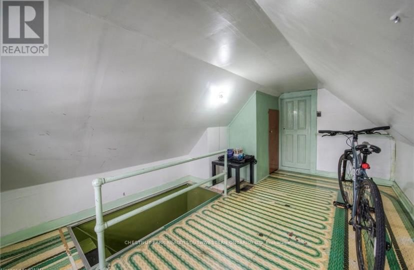 8 Spring Street E - Photo 32