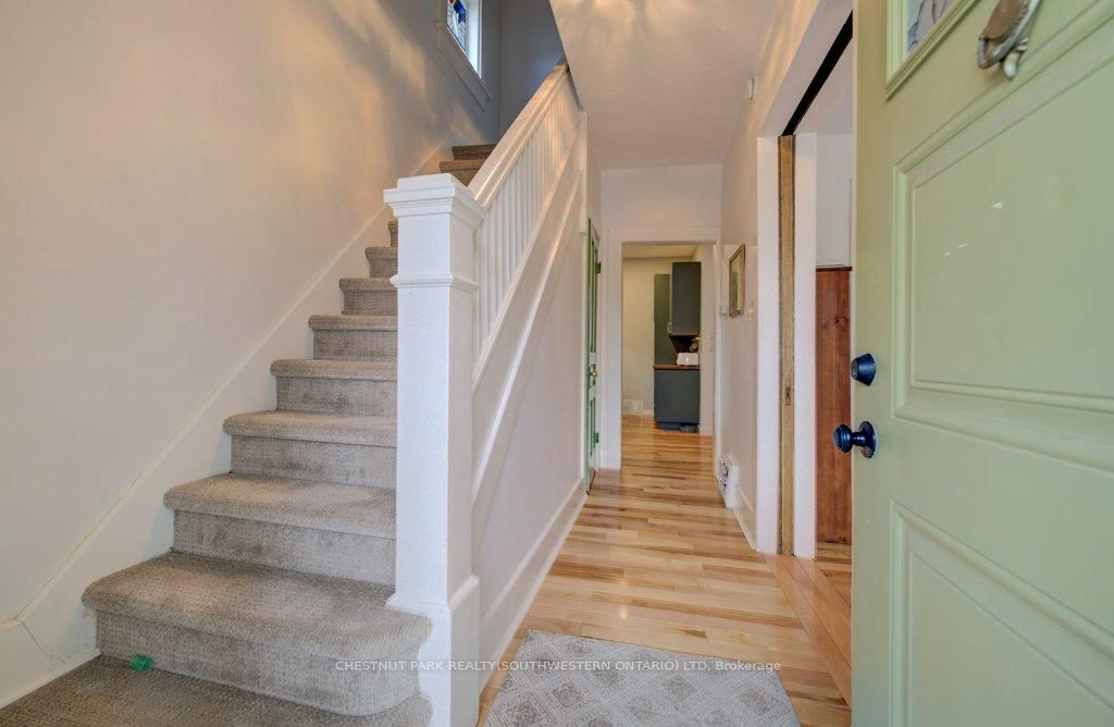 8 Spring Street E - Photo 5