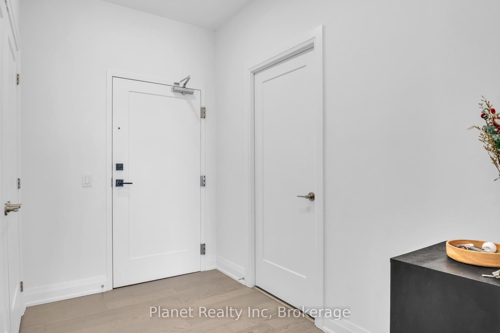 71 WYNDHAM Street S, Unit 1006 - Photo 3