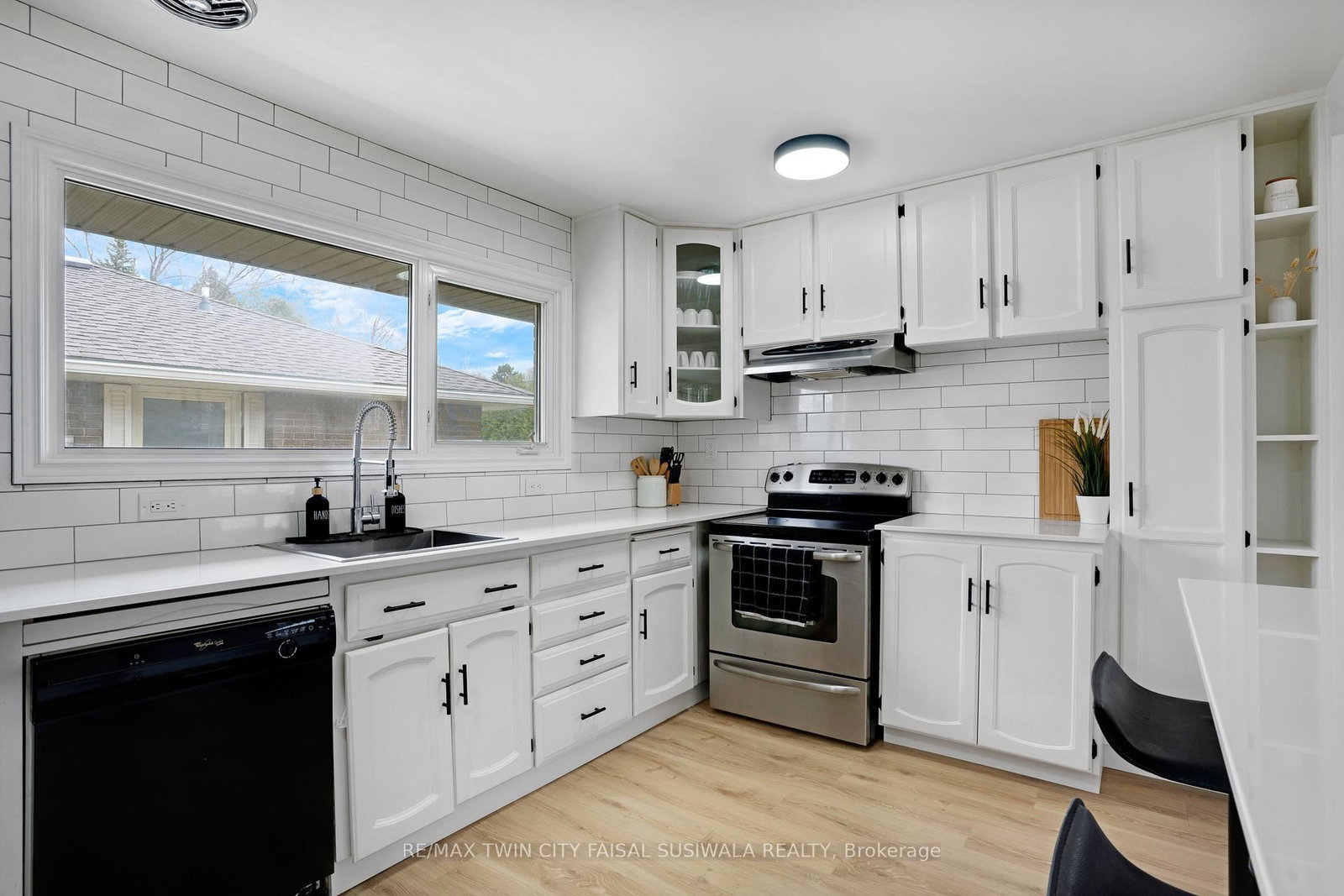 335 SPEEDVALE Avenue E - Photo 14