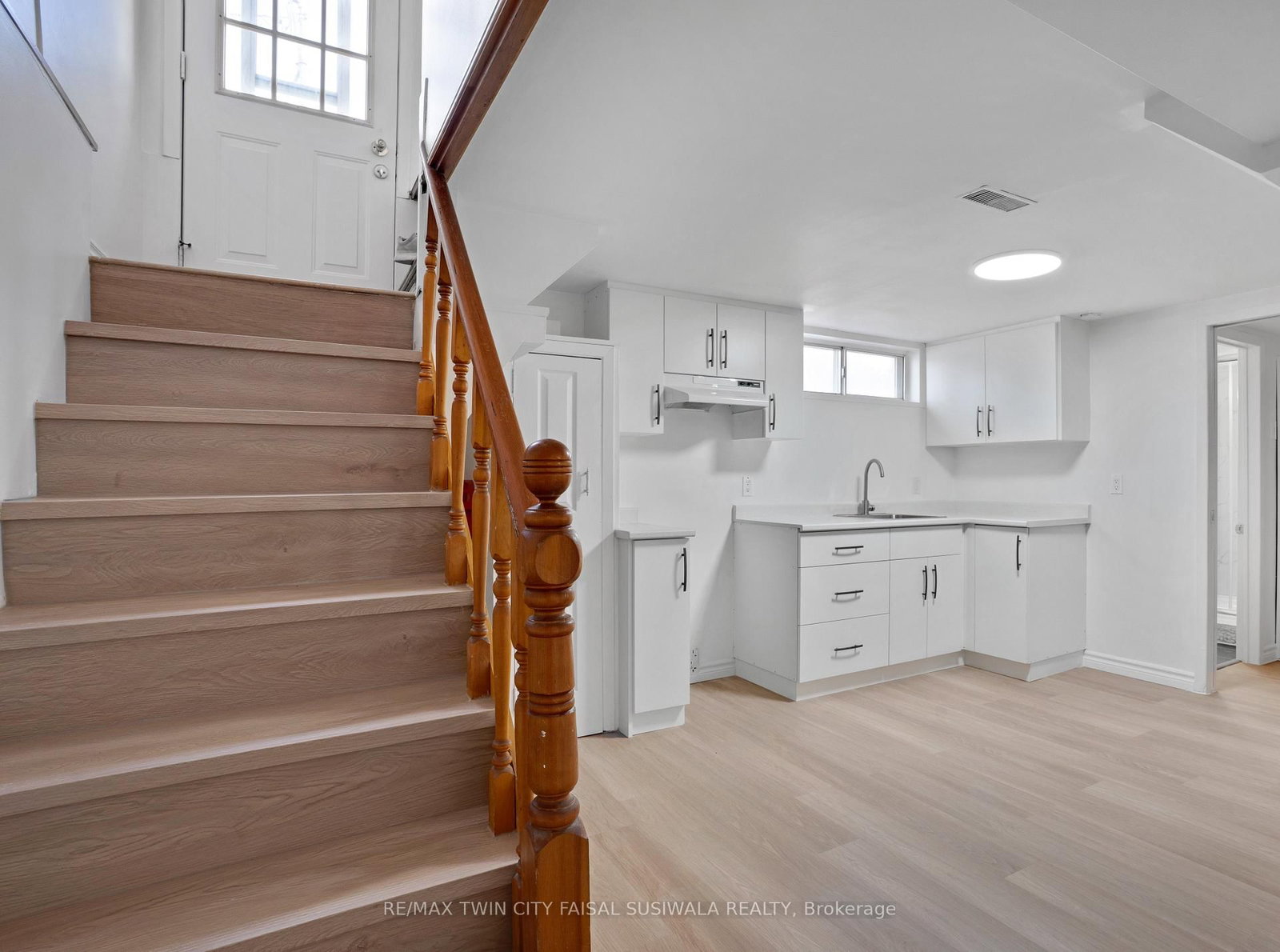 335 SPEEDVALE Avenue E - Photo 23