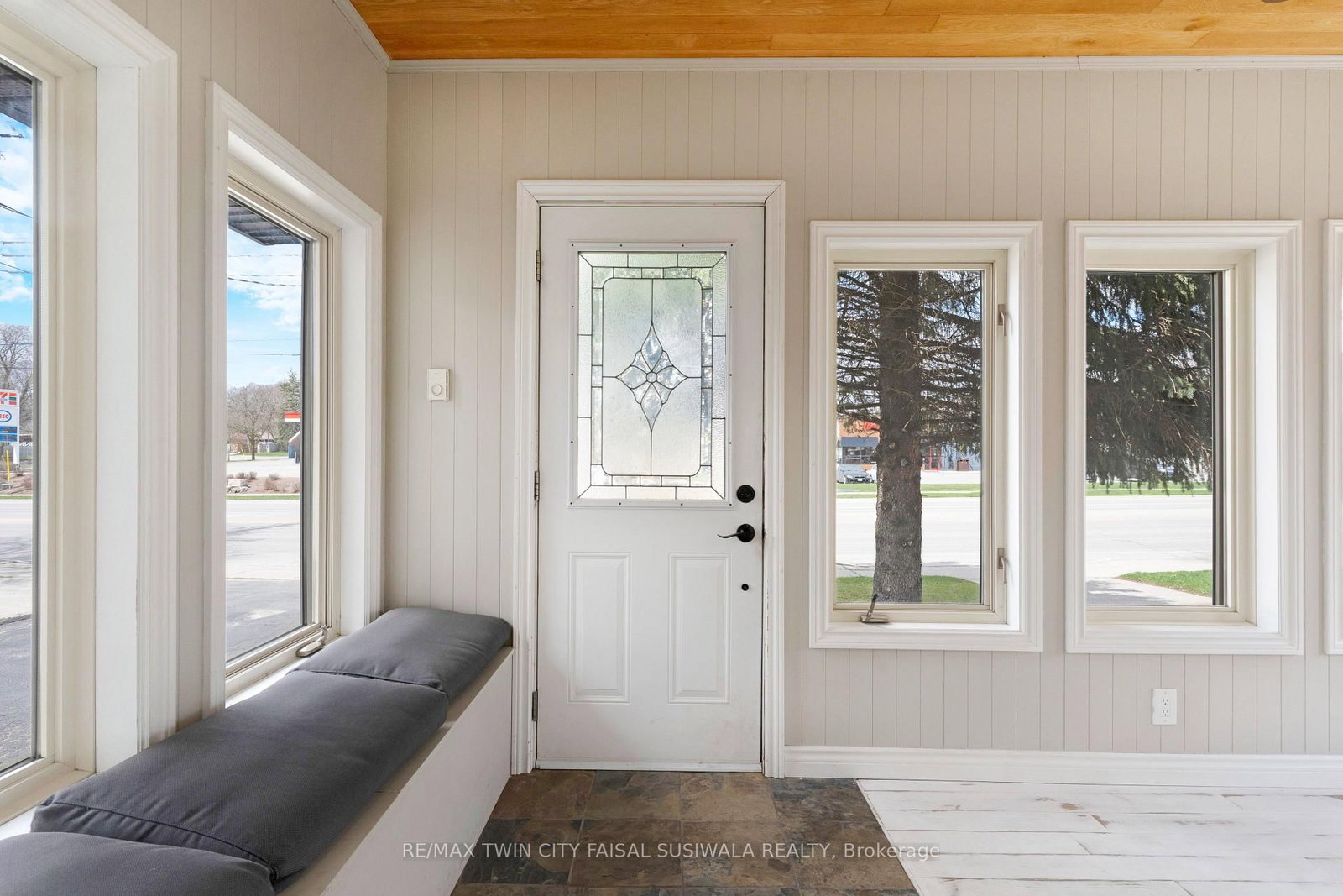 335 SPEEDVALE Avenue E - Photo 8