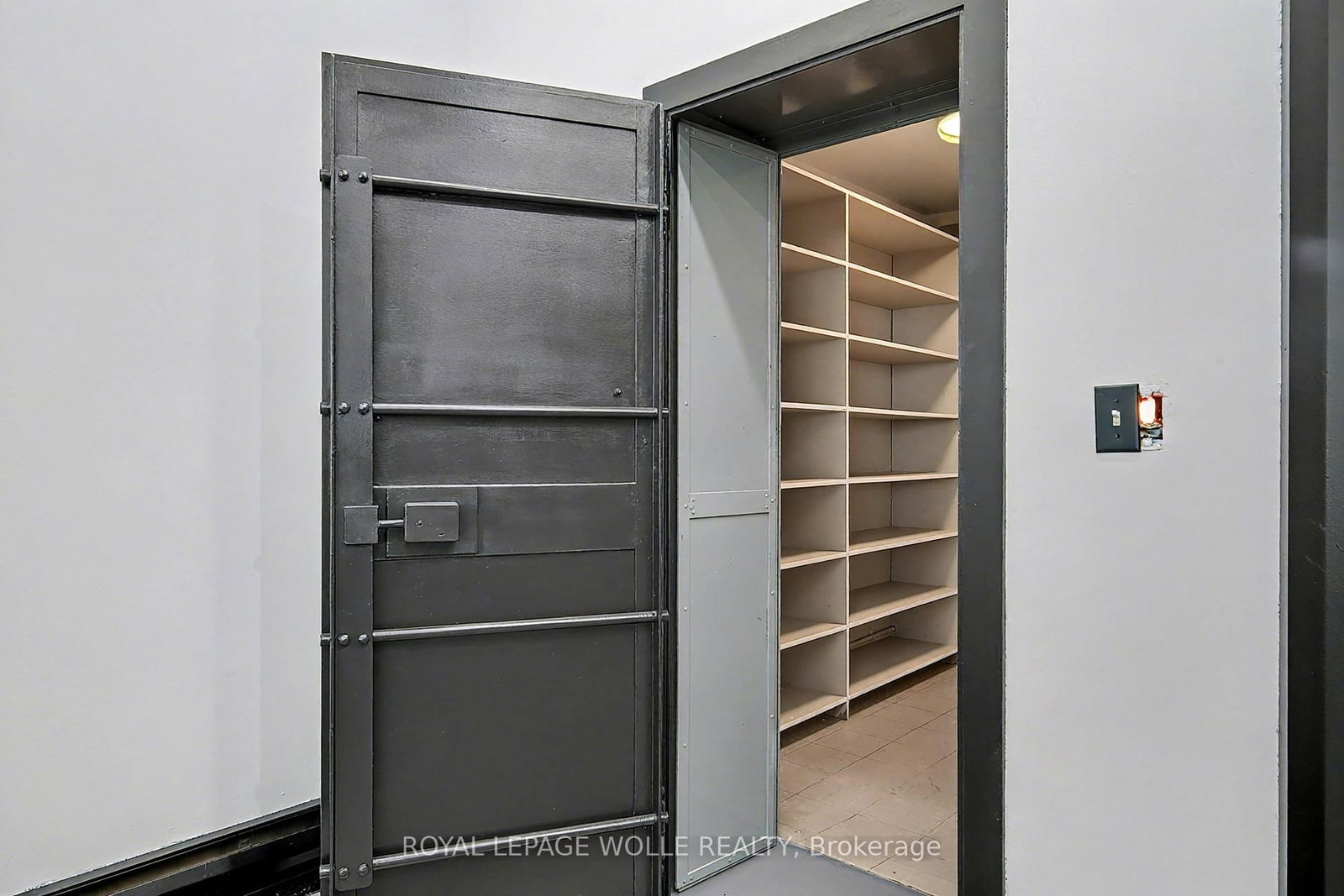 19 King Street E - Photo 14