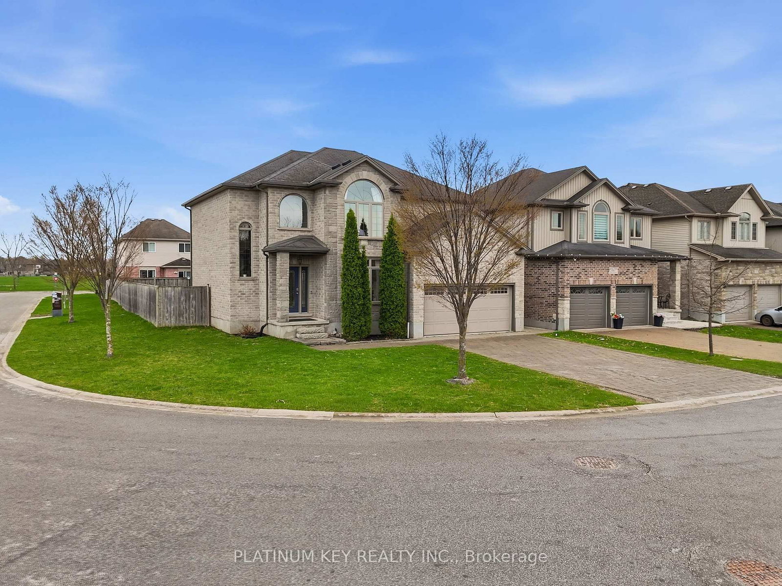 979 Moy Crescent - Photo 2