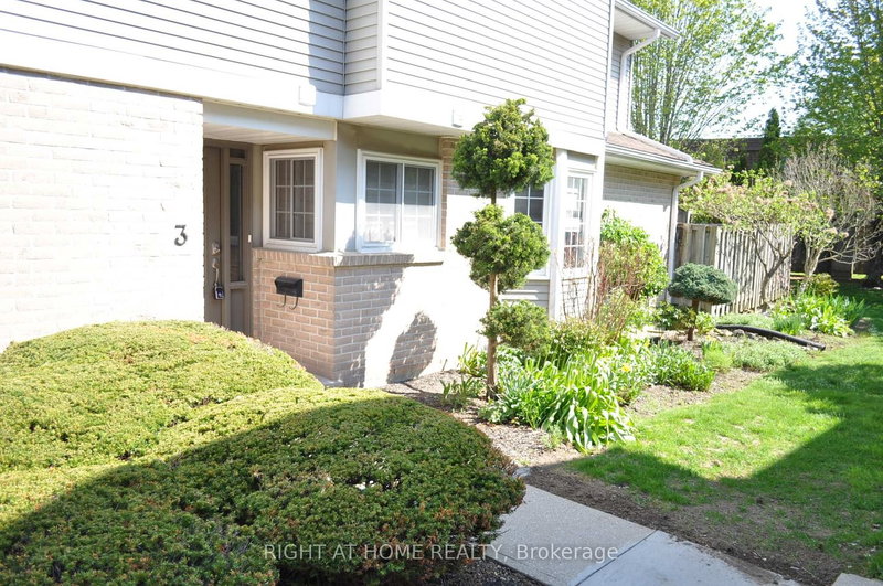 3 - 104 Woodlawn Road E