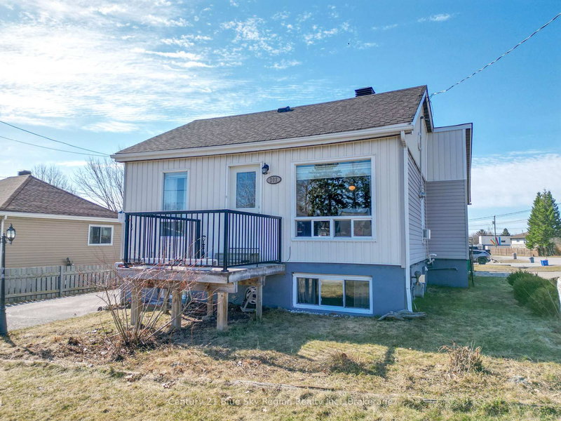 203 Hillcrest Ave, North Bay, P1B 7B5 | Image 2