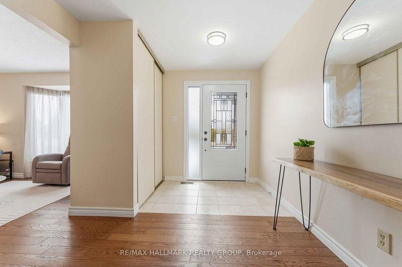 6033 Meadowglen Dr, Orleans, K1C 5V4 | Image 3