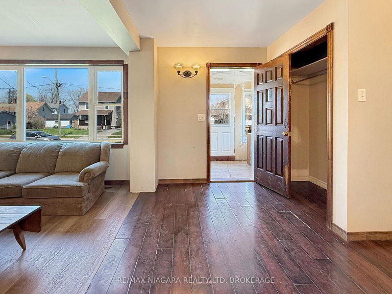 351 Brock St, Fort Erie, L2A 2X4 | Image 3