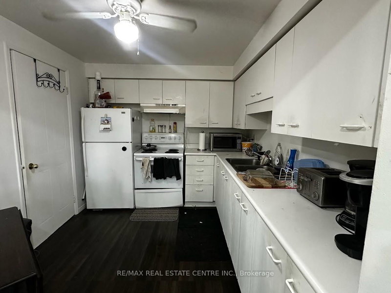 902 - 565 Greenfield Ave, Kitchener, N2C 2P5 | Image 2