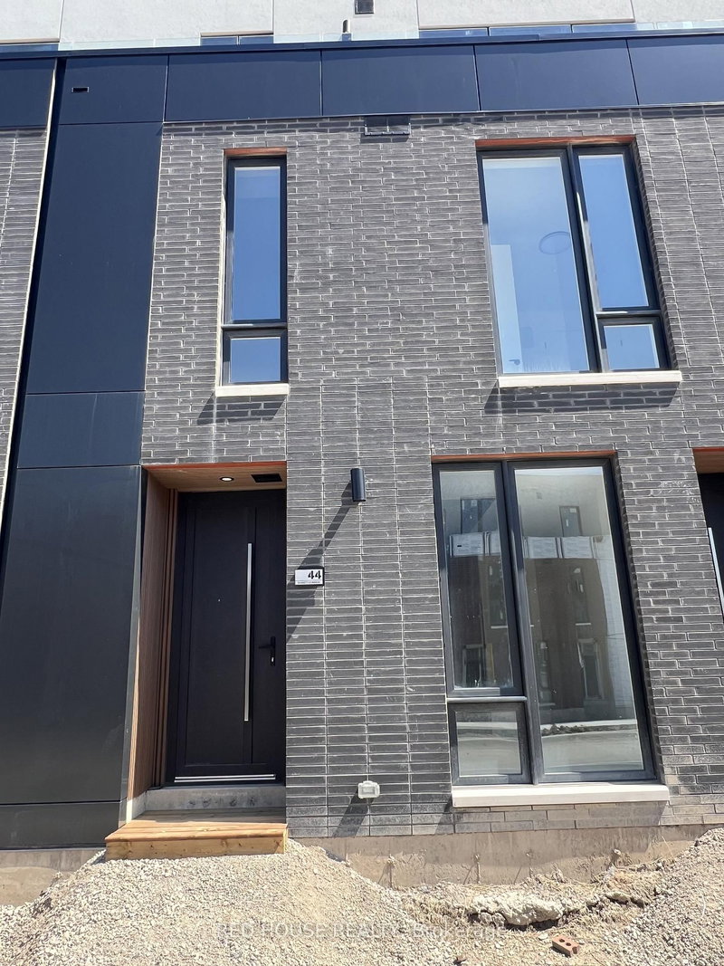 home for lease on 44 Everett Common