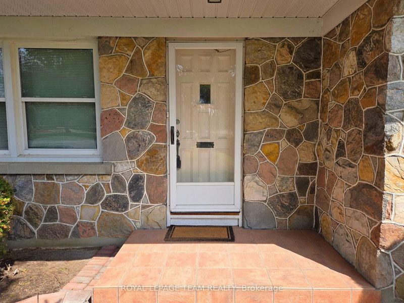 825 Killeen Ave, Ottawa, K2A 2X8 | Image 2