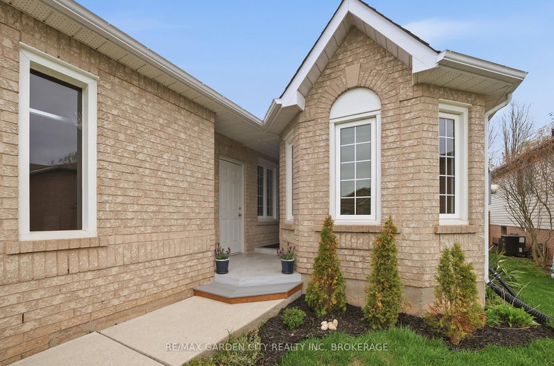 42 Jackson Crt W, Welland, L3C 7G2 | Image 2