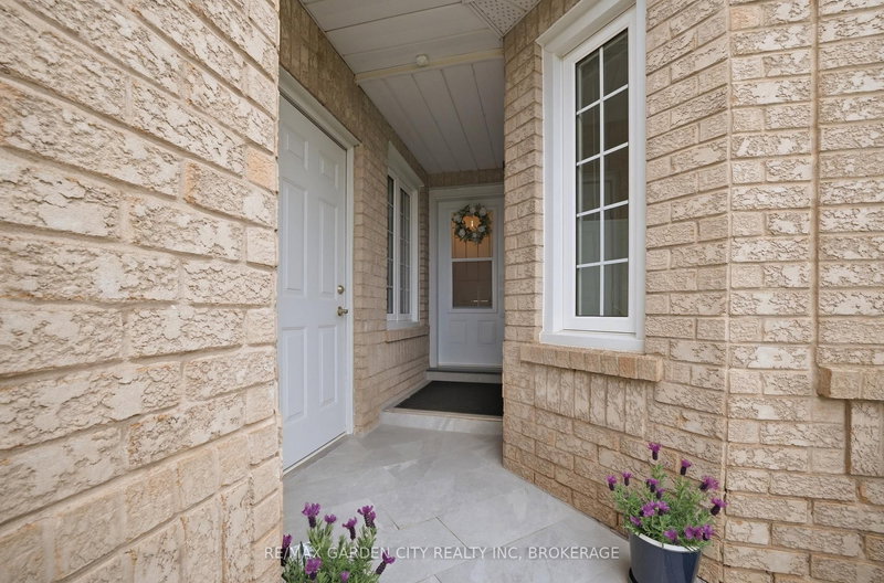 42 Jackson Crt W, Welland, L3C 7G2 | Image 3