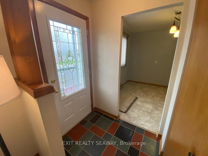 1311 Walton St, Cornwall, K6H 1V5 | Image 3