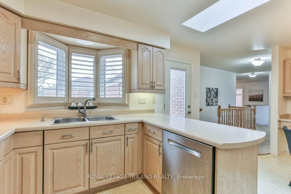 60 ROSECLIFFE Crescent, Unit 8 - Photo 10