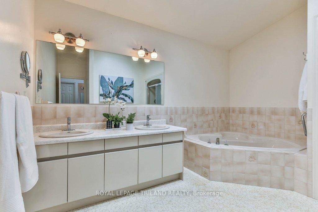 60 ROSECLIFFE Crescent, Unit 8 - Photo 28