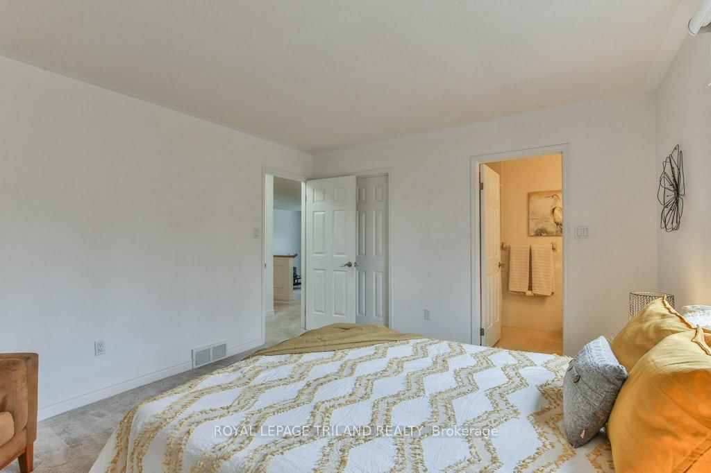 60 ROSECLIFFE Crescent, Unit 8 - Photo 32