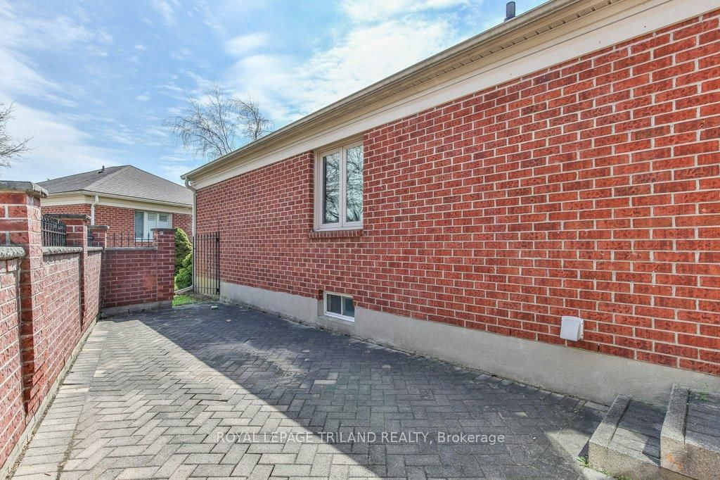 60 ROSECLIFFE Crescent, Unit 8 - Photo 47