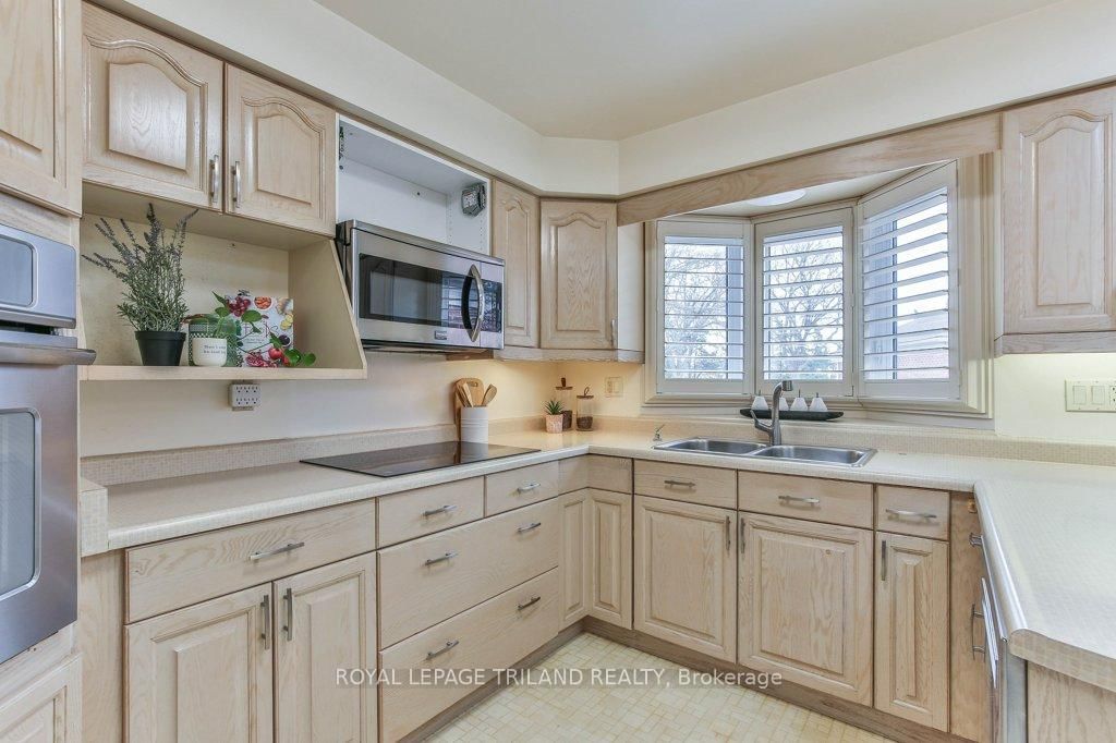 60 ROSECLIFFE Crescent, Unit 8 - Photo 9