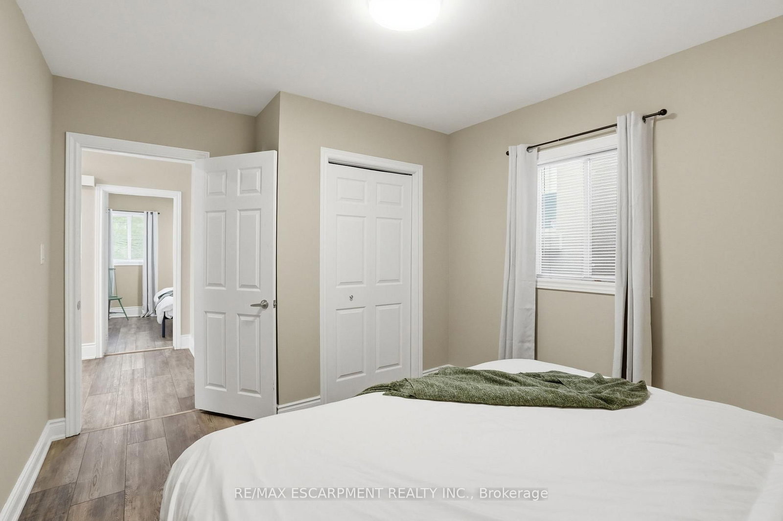 390 Hunter Street W - Photo 17