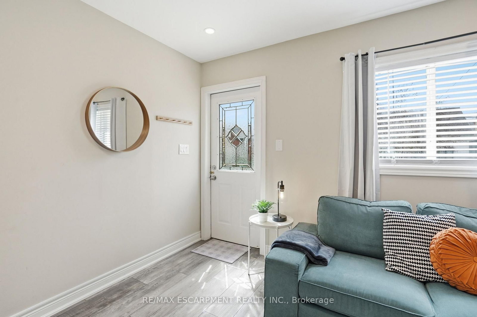 390 Hunter Street W - Photo 2