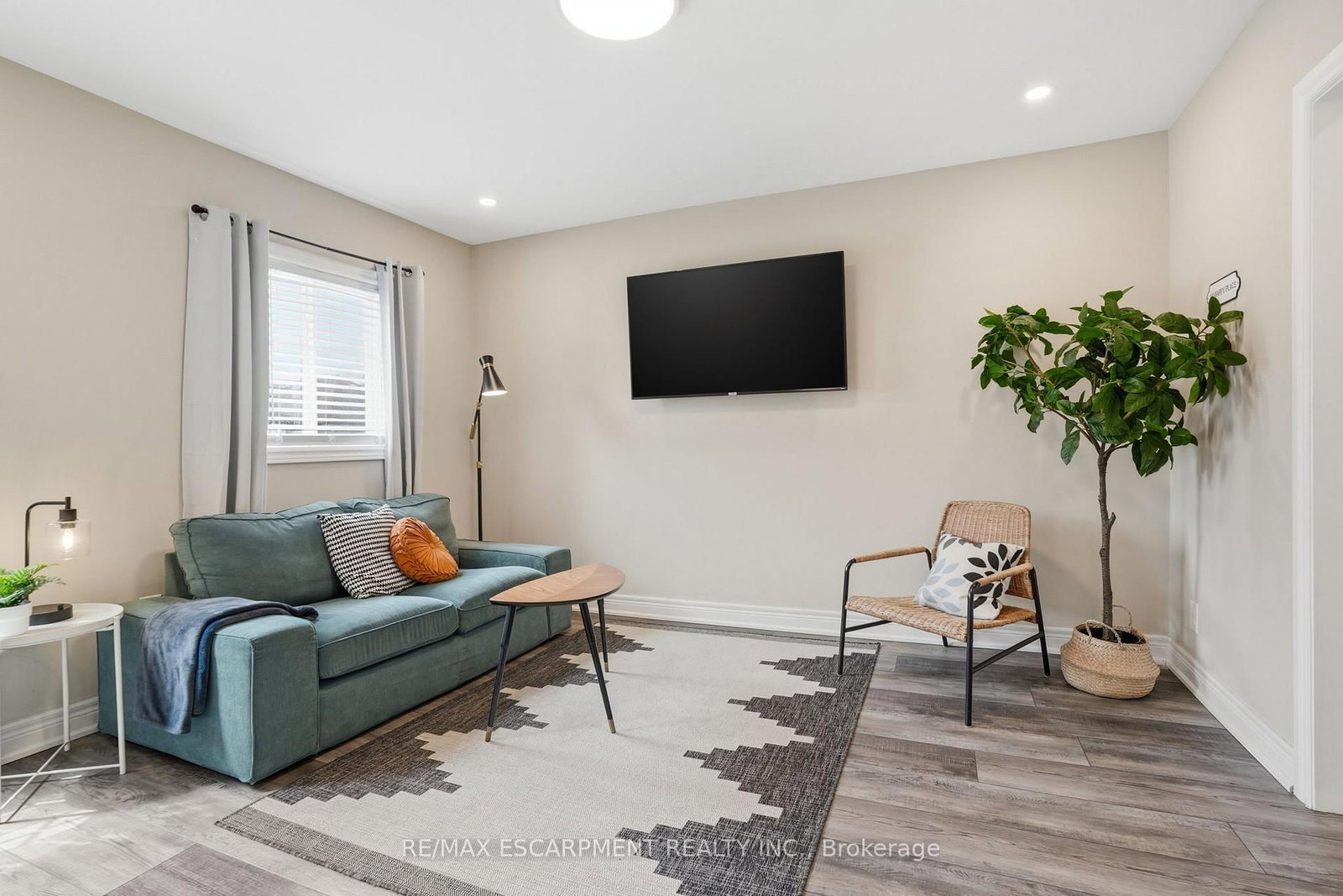 390 Hunter Street W - Photo 4