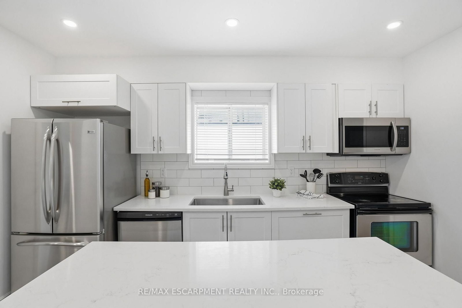 390 Hunter Street W - Photo 9