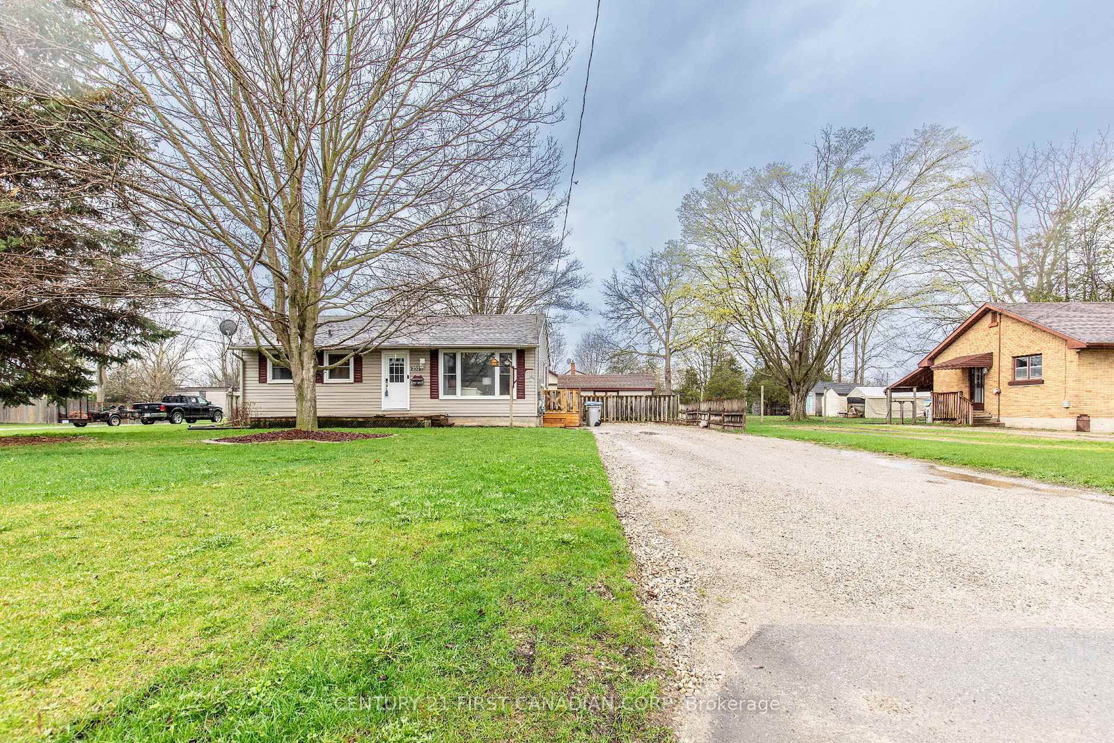 Detached House for sale at 232 Queen Street, Strathroy-Caradoc, Ontario, N7G 2J1 - SE - MLS: X13038402
