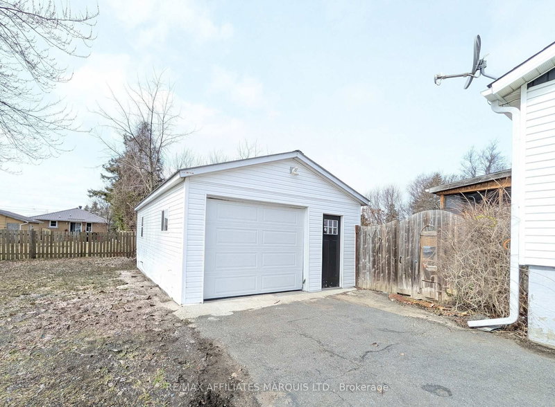 3300 Poirier Ave, Cornwall, K6K 1E1 | Image 2