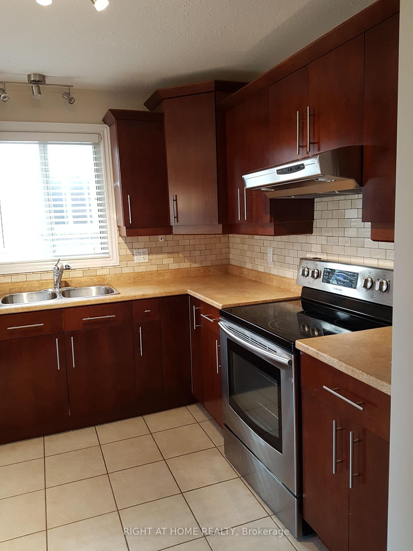 2206 Coronation Drive - Photo 3