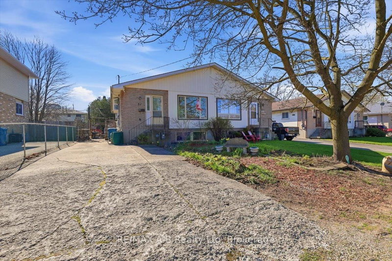 31 Cedar St E, Stratford, N5A 2M1 | Image 2