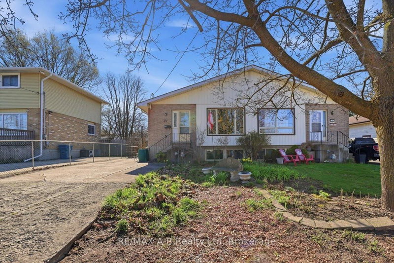 31 Cedar St E, Stratford, N5A 2M1 | Image 3