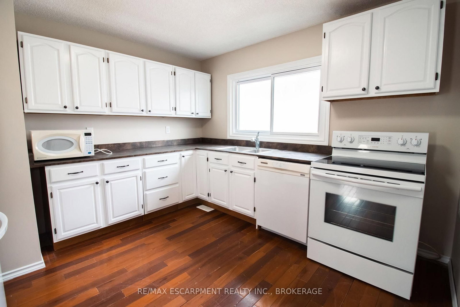 539 Woodlawn Road, Unit 1 - Photo 8