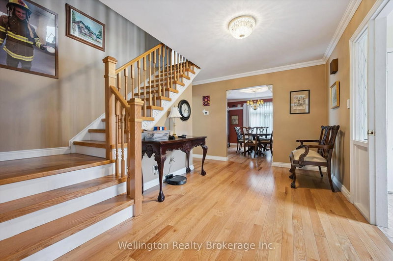 405 Clairbrook Cres, Waterloo, N2L 5V6 | Image 3