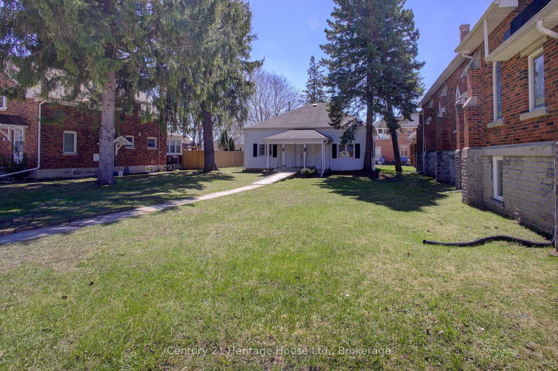 221 Lambton St E, West Grey, N0G 1R0 | Image 2