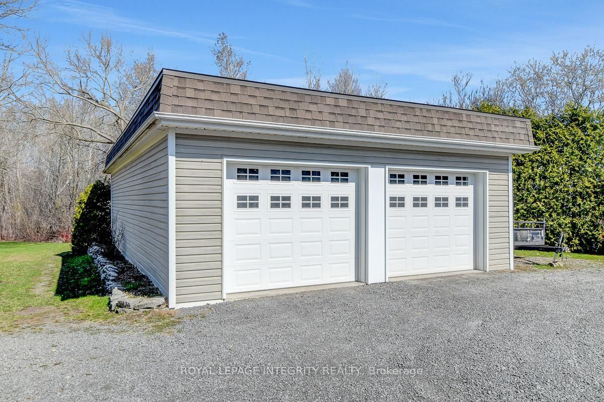 1099 Old Montreal Road