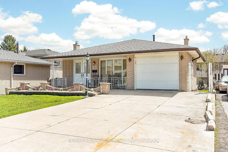 35 Rangeview Crt, Hamilton, L8W 1J5 | Image 2