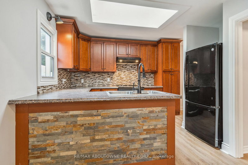 Upper - 93 East 31st St E, Hamilton, L9V 3N9 | Image 2