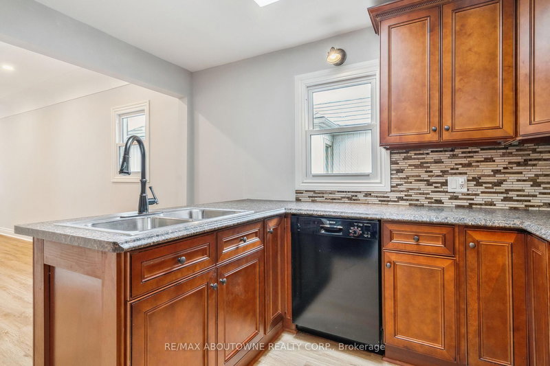 Upper - 93 East 31st St E, Hamilton, L9V 3N9 | Image 3