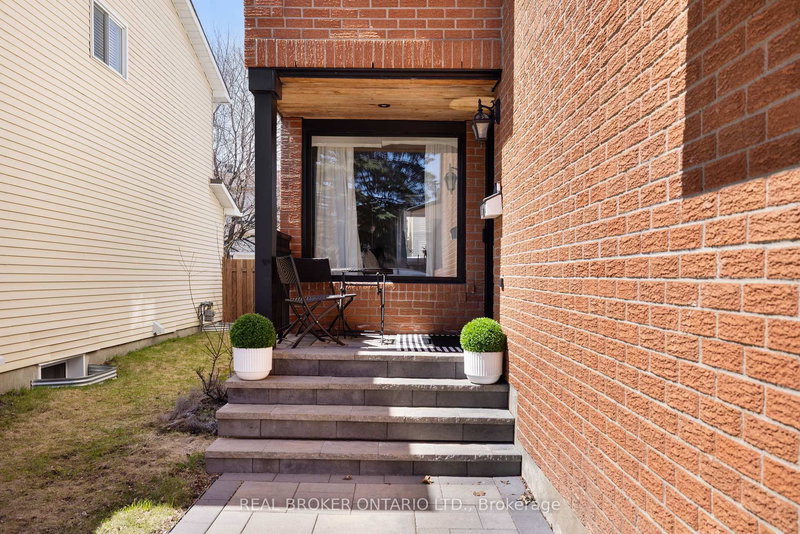 2058 Wildflower Dr, Orleans, K1E 3R3 | Image 2