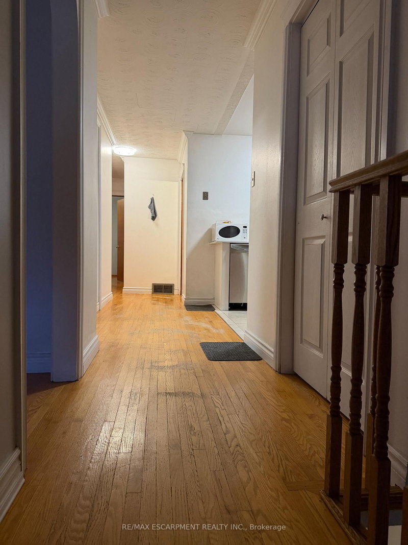 UPPER - 10 Fairington Cres, Hamilton, L8E 3N4 | Image 3