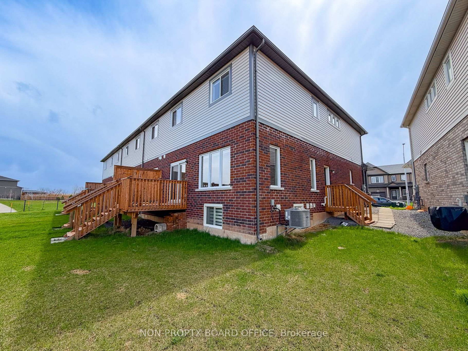 105 Alicia Crescent - Photo 4