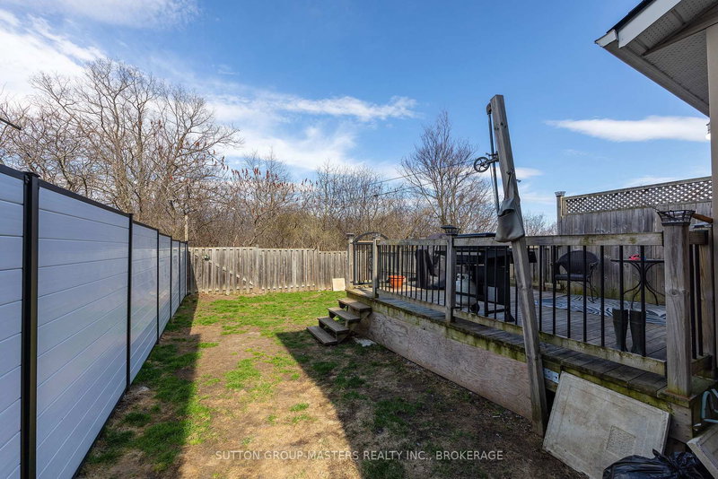 15 Karlee Crt, Kingston, K7K 0C5 | Image 3