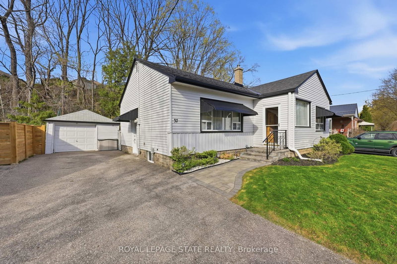 37 Central Park Ave, Hamilton, L9H 2M5 | Image 2