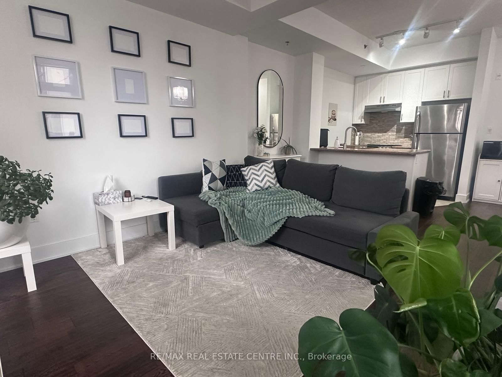 90 Charlton Avenue W, Unit 303 - Photo 11