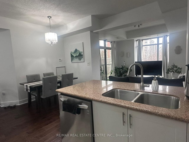 303 - 90 Charlton Avenue W