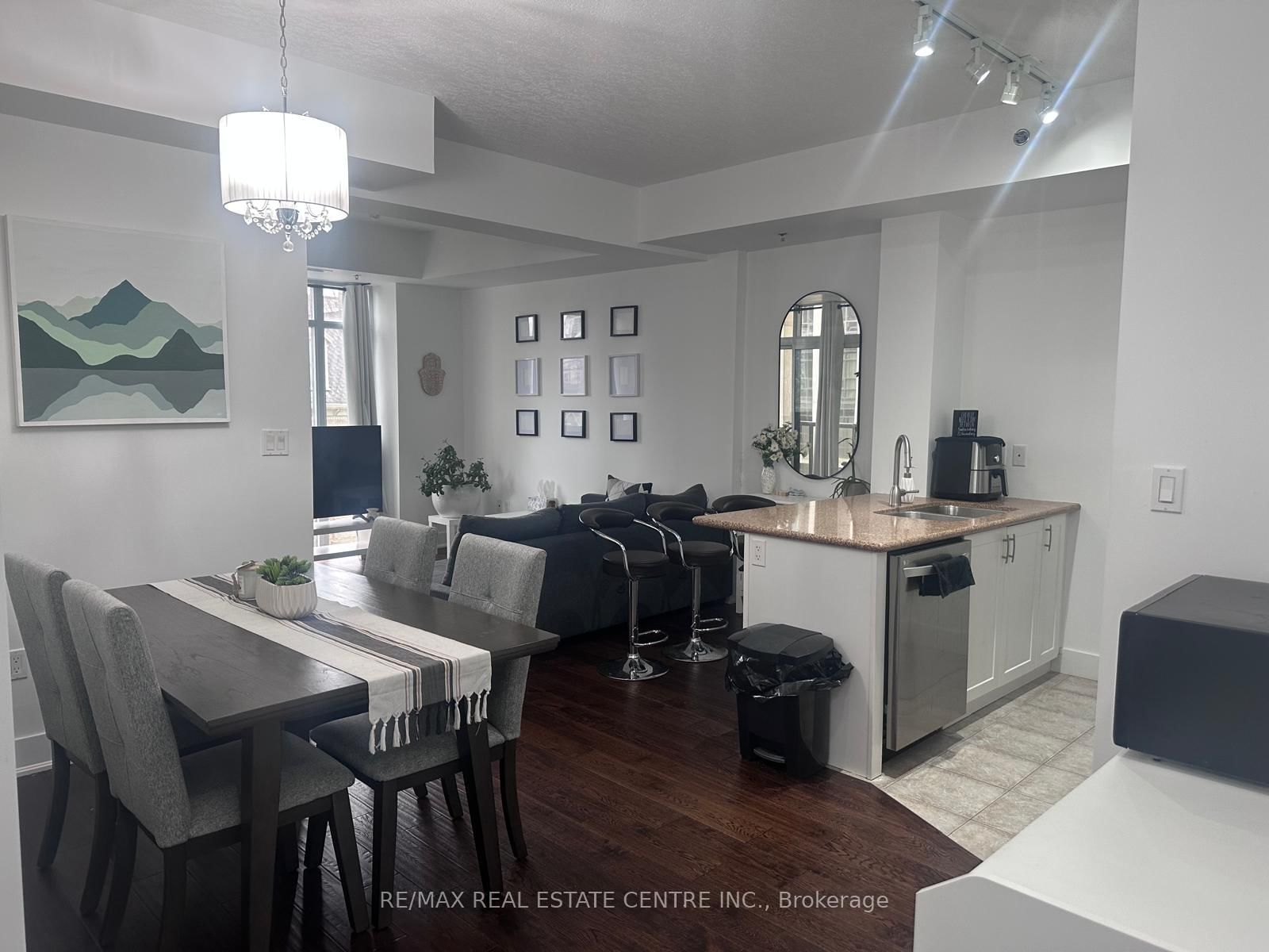 90 Charlton Avenue W, Unit 303 - Photo 4