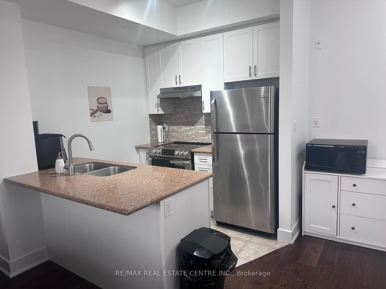 90 Charlton Avenue W, Unit 303 - Photo 6