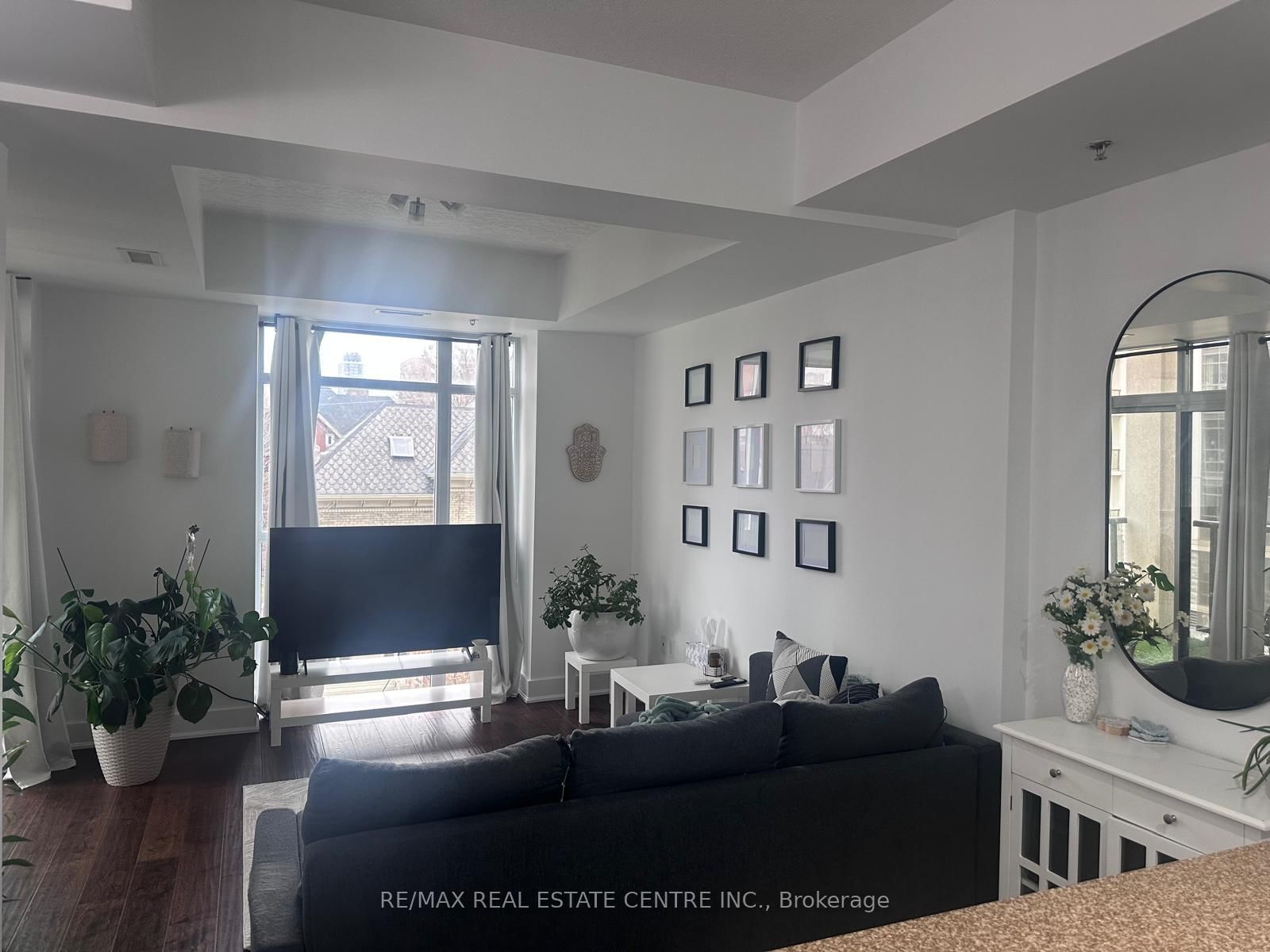 90 Charlton Avenue W, Unit 303 - Photo 8